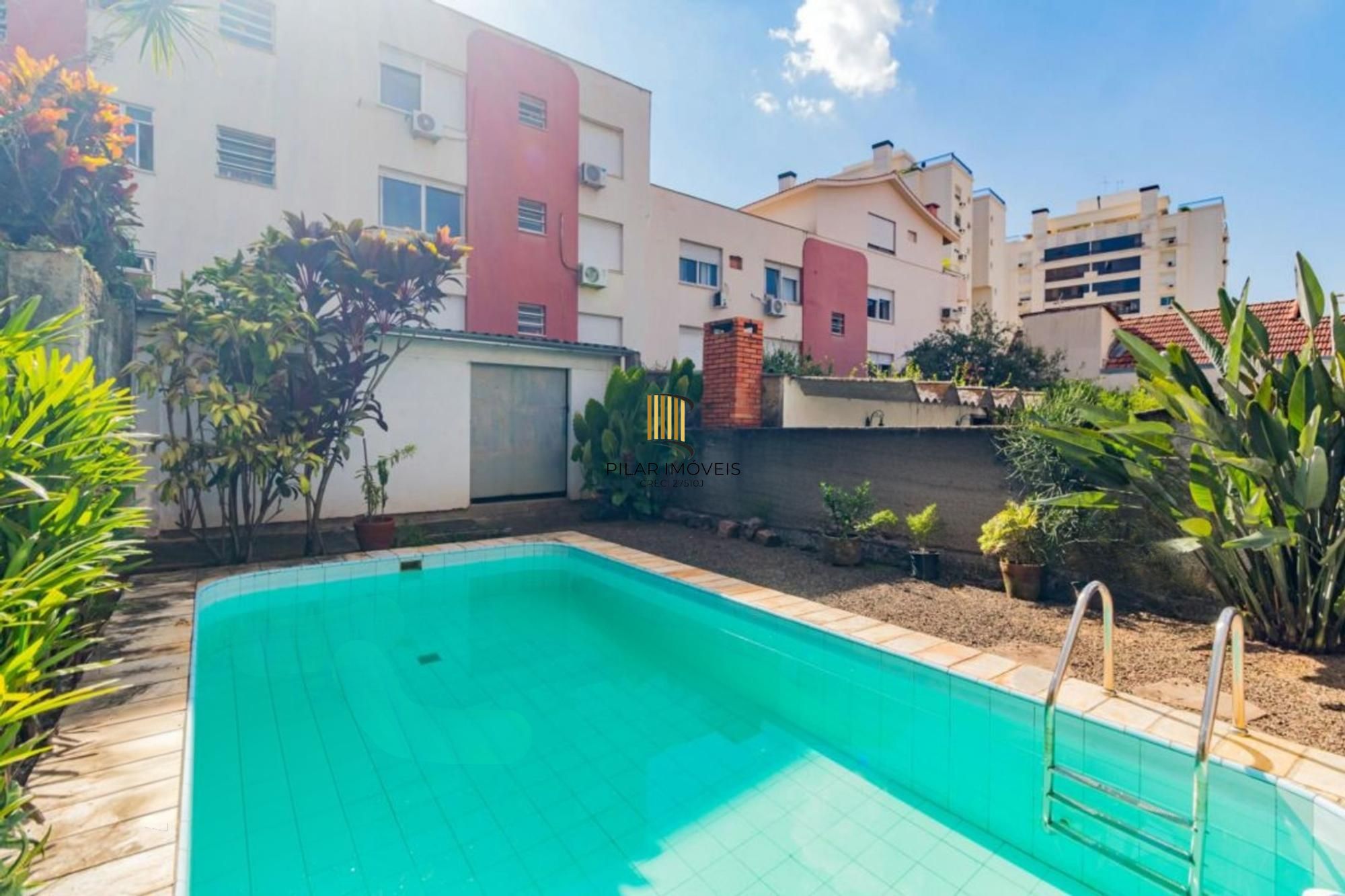 Casa com 255 metros privativos e pátio com piscina no Bairro Higienópolis