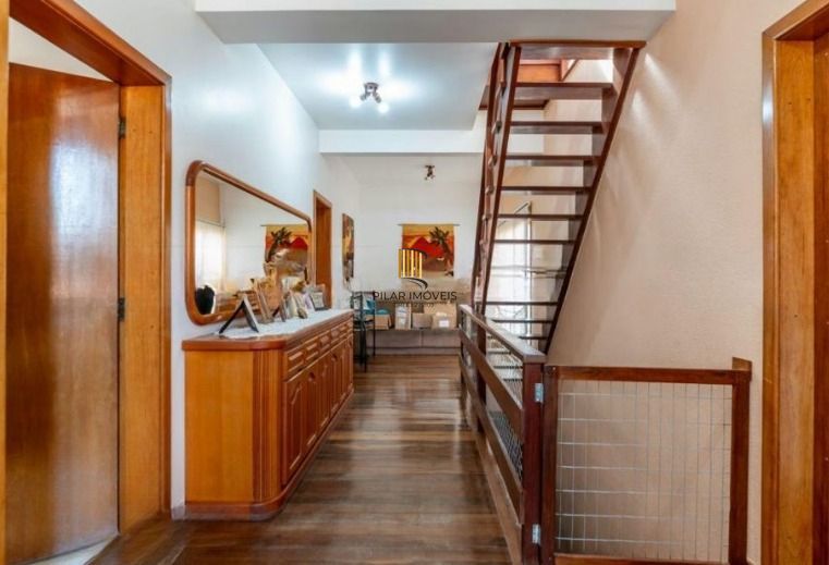 Casa semi mobiliada de 4 quartos e  4 vagas no bairro Chácara das Pedras.