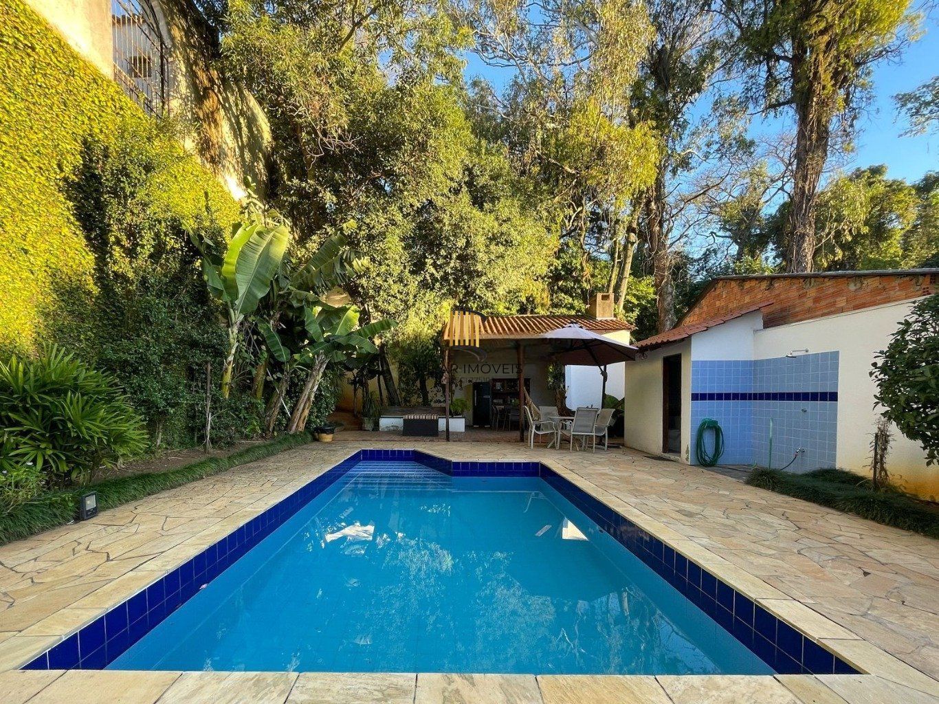 Casa com 4 quartos e 339m² à venda em Santa Tereza, Porto Alegre.