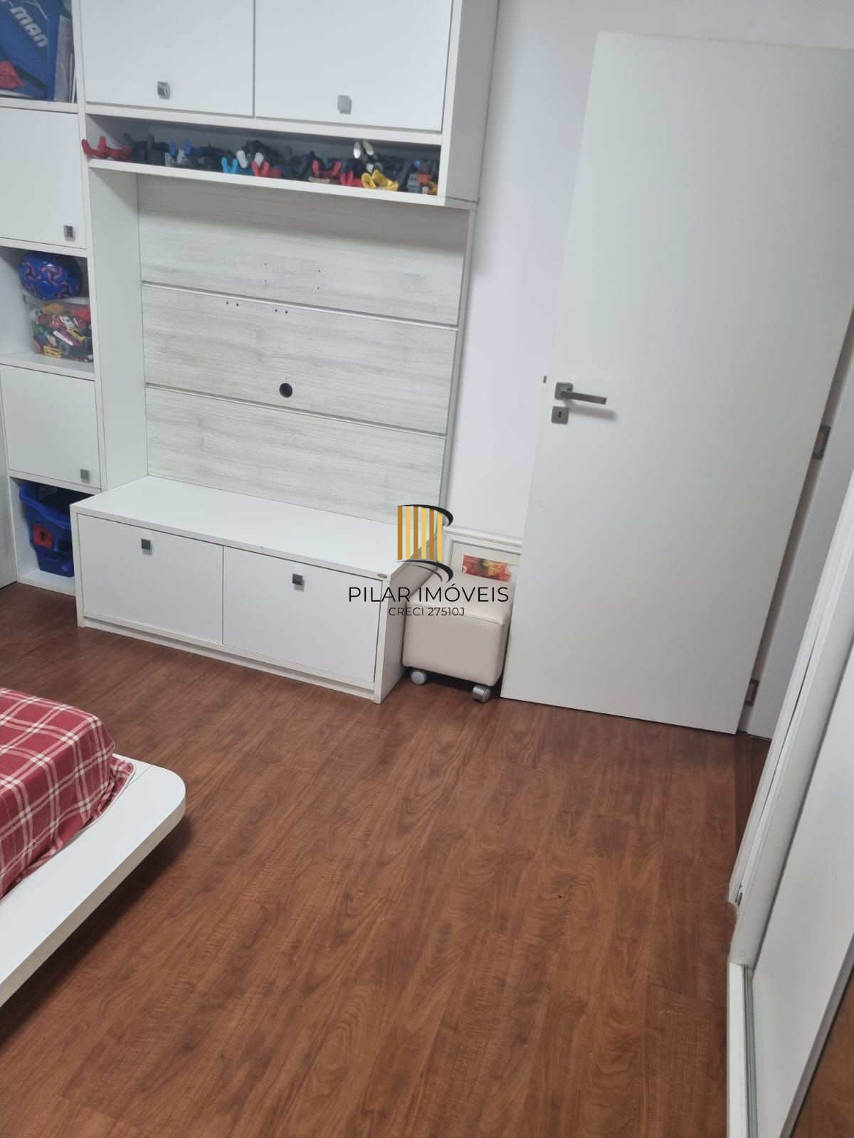 Apartamento térreo semi mobiliado de 3 dormitórios no bairro Cristal