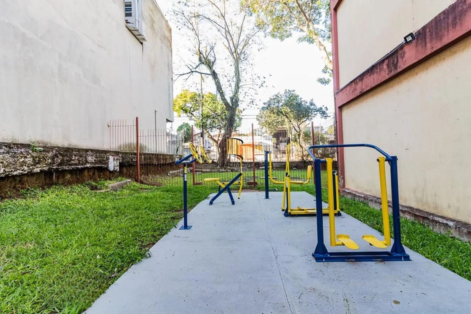 Apartamento com 2 quartos, portaria 24 horas e churrasqueira no bairro Camaquã.