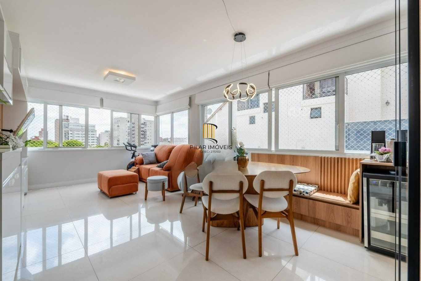 Apartamento com 3 quartos e 4 vagas no Menino Deus, Porto Alegre.