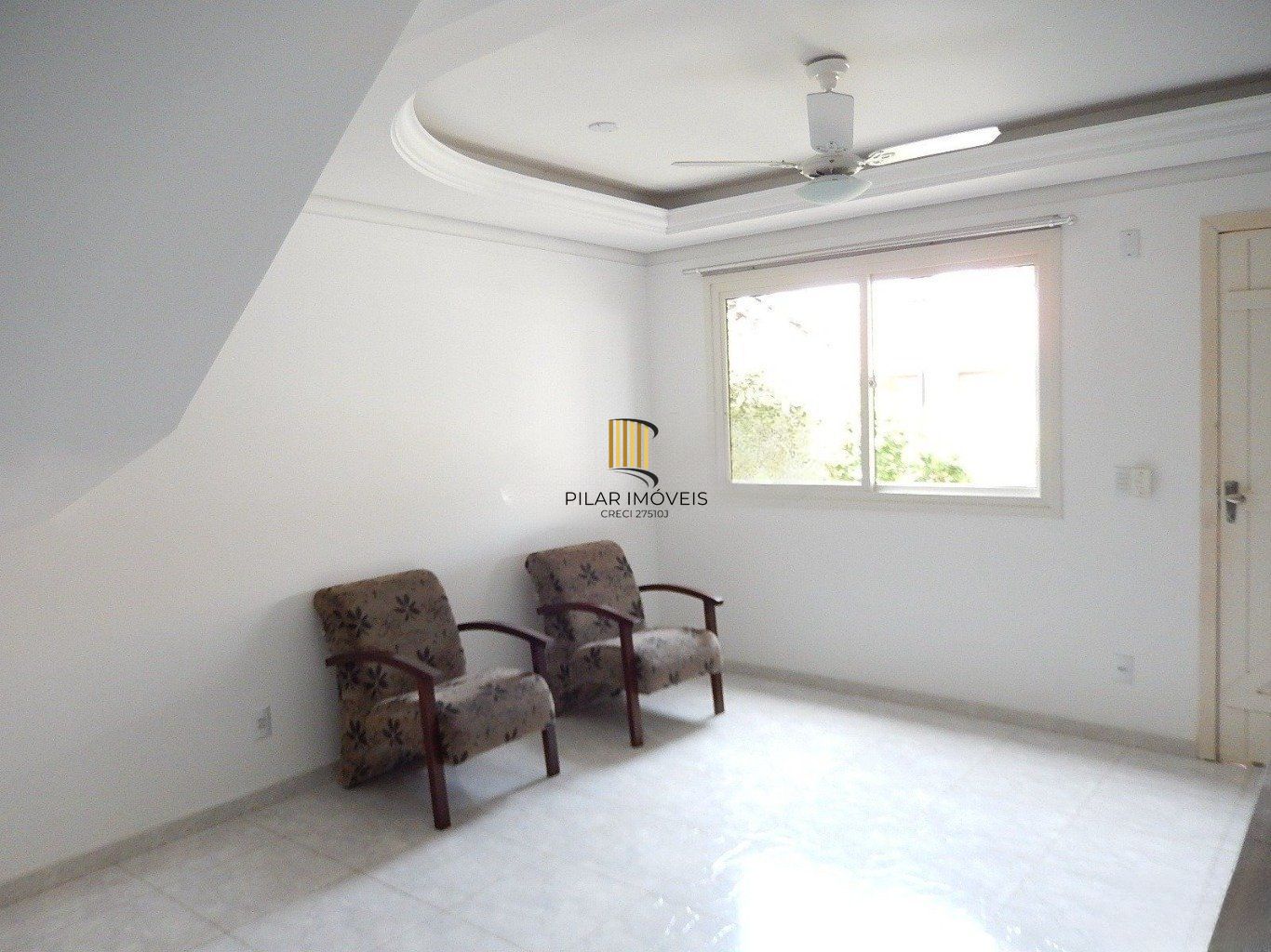 Casa em condomínio com 2 dormitórios, escada e 1 vaga de garagem.