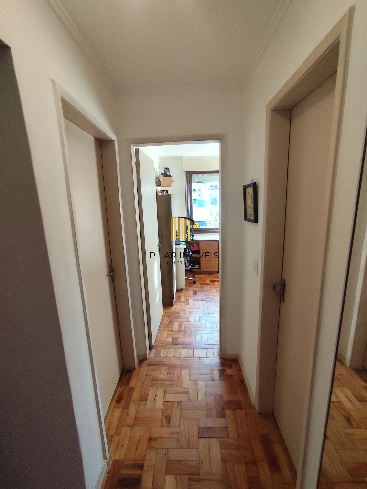 Apartamento semi mobiliado de 2 quartos e 2 vagas no bairro Petrópolis