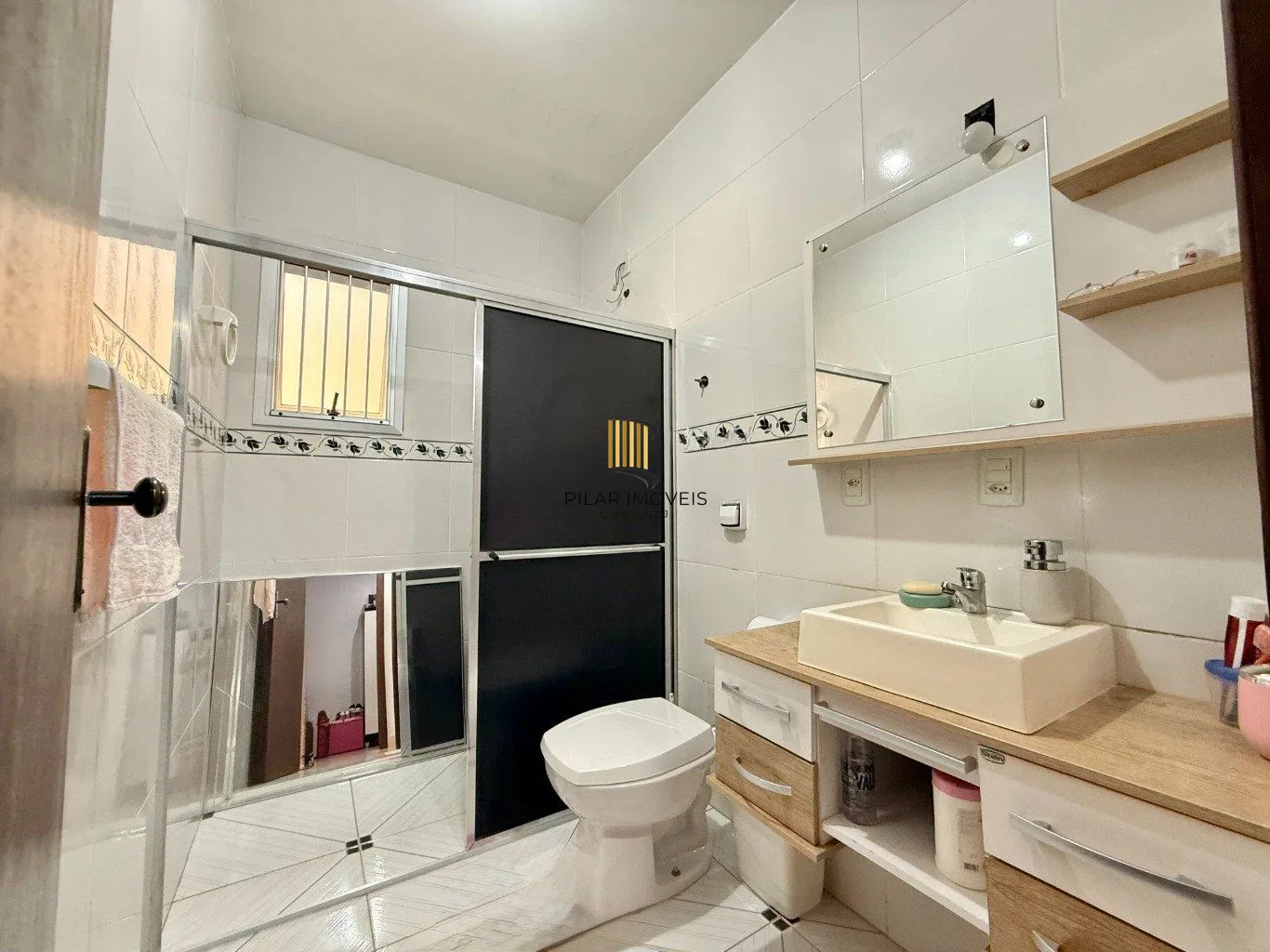 Casa de 4 dormitórios e 3 vagas de garagem em Canoas.