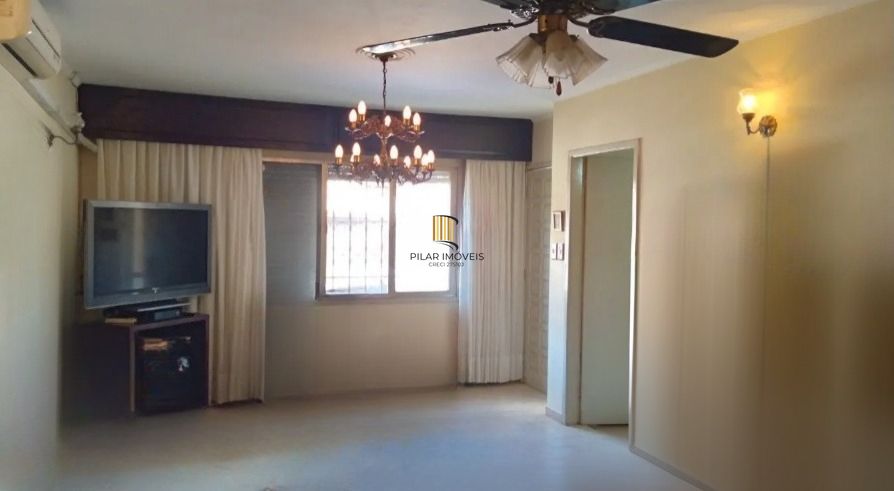 Casa com pátio e 3 dormitórios no Bairro Jardim Itu.