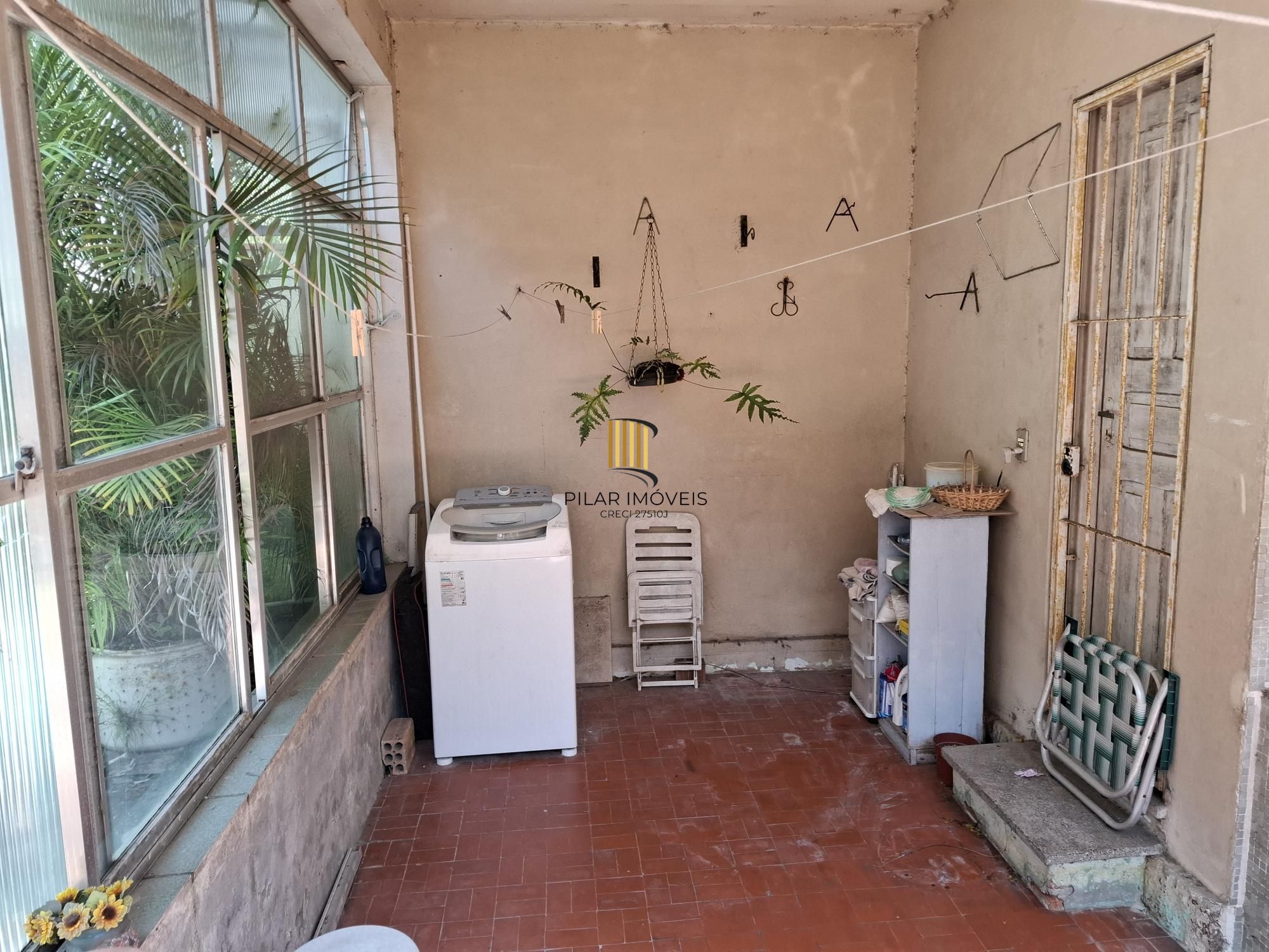 Casa no Bairro Petrópolis, à 800 metros da Encol, com pátio e piscina.