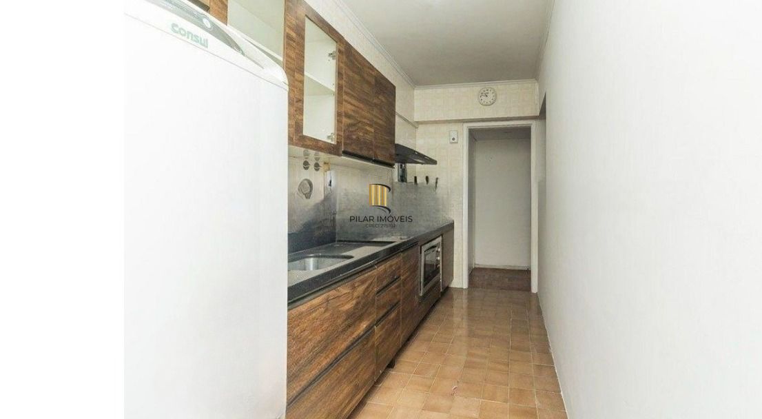Apartamento de 2 dormitórios com sacada e 1 vaga no Petrópolis.