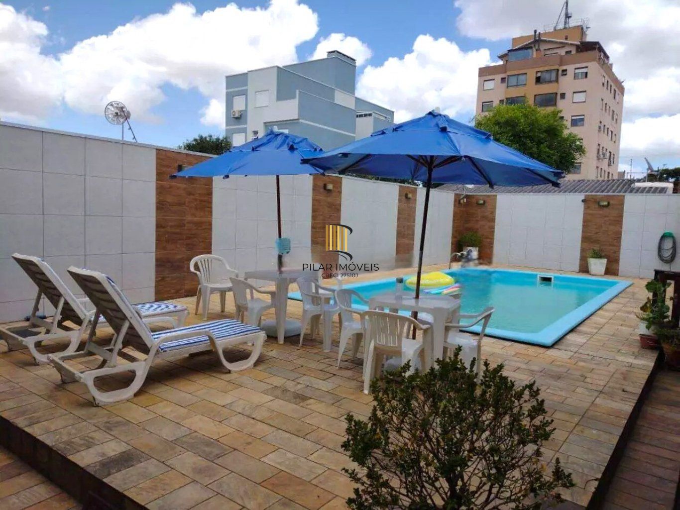 Casa de 3 dormitórios e  com 3 vagas de garagem no bairro City em Cachoeirinha.