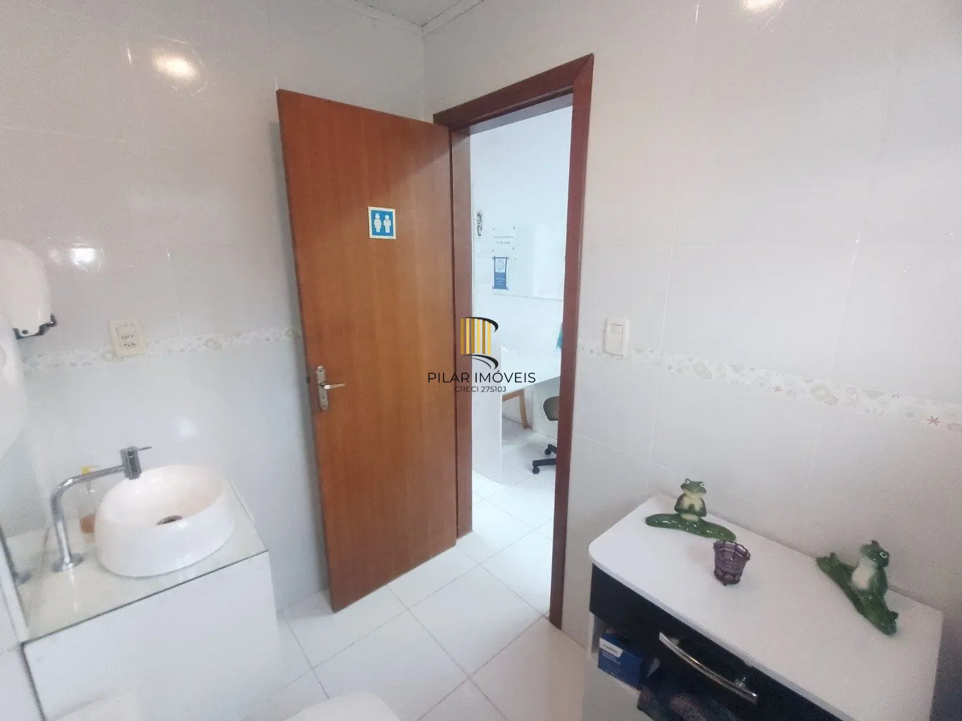 Casa de 5 dormitórios, piscina e 4 vagas de garagem em Canoas.