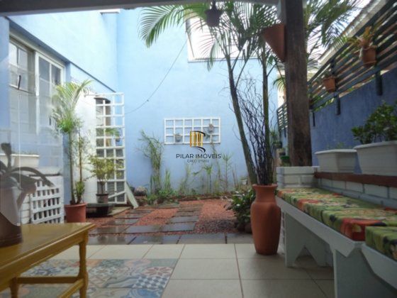 Casa com 4 dormitórios, 1 suíte, 260 m² privativos, 3 vagas no Ecoville.