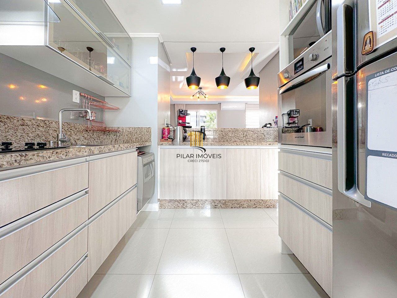 Casa em condomínio com 3 dormitórios e 3 vagas de garagem em Canoas.