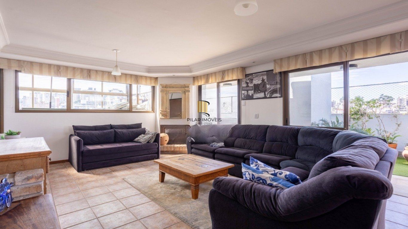 Cobertura com 3 Quartos, 1 suíte, 2 vagas e 211m²  no Petrópolis.