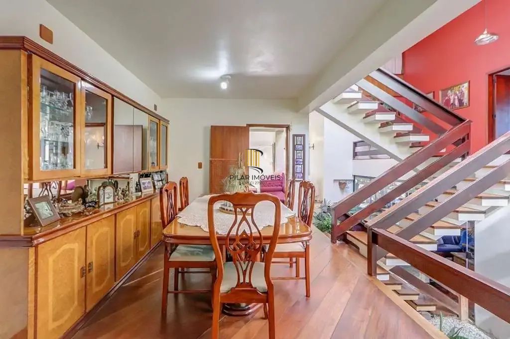 Casa em condominio, 3 quartos, 3 suítes 2 vagas e piscina na Cavalhada.