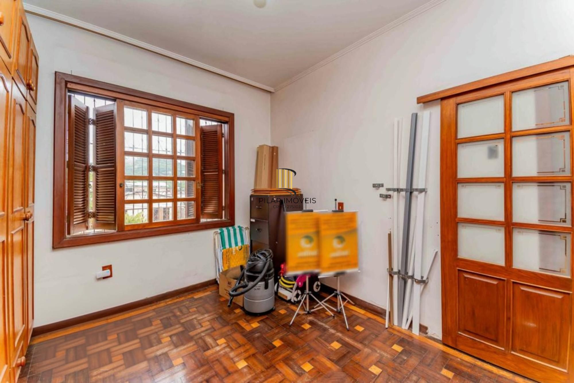 Casa de 3 quartos, churrasqueira, terraço, 2 vagas no bairro Glória.