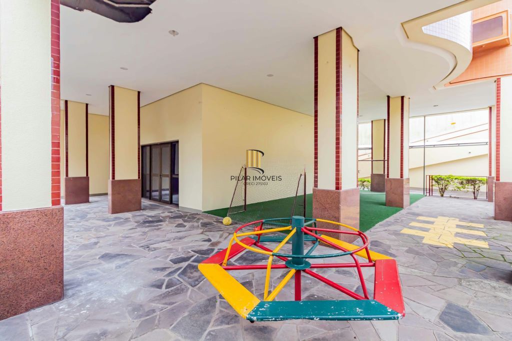 Apartamento com 3 quartos, vaga e elevador no Bairro Menino Deus