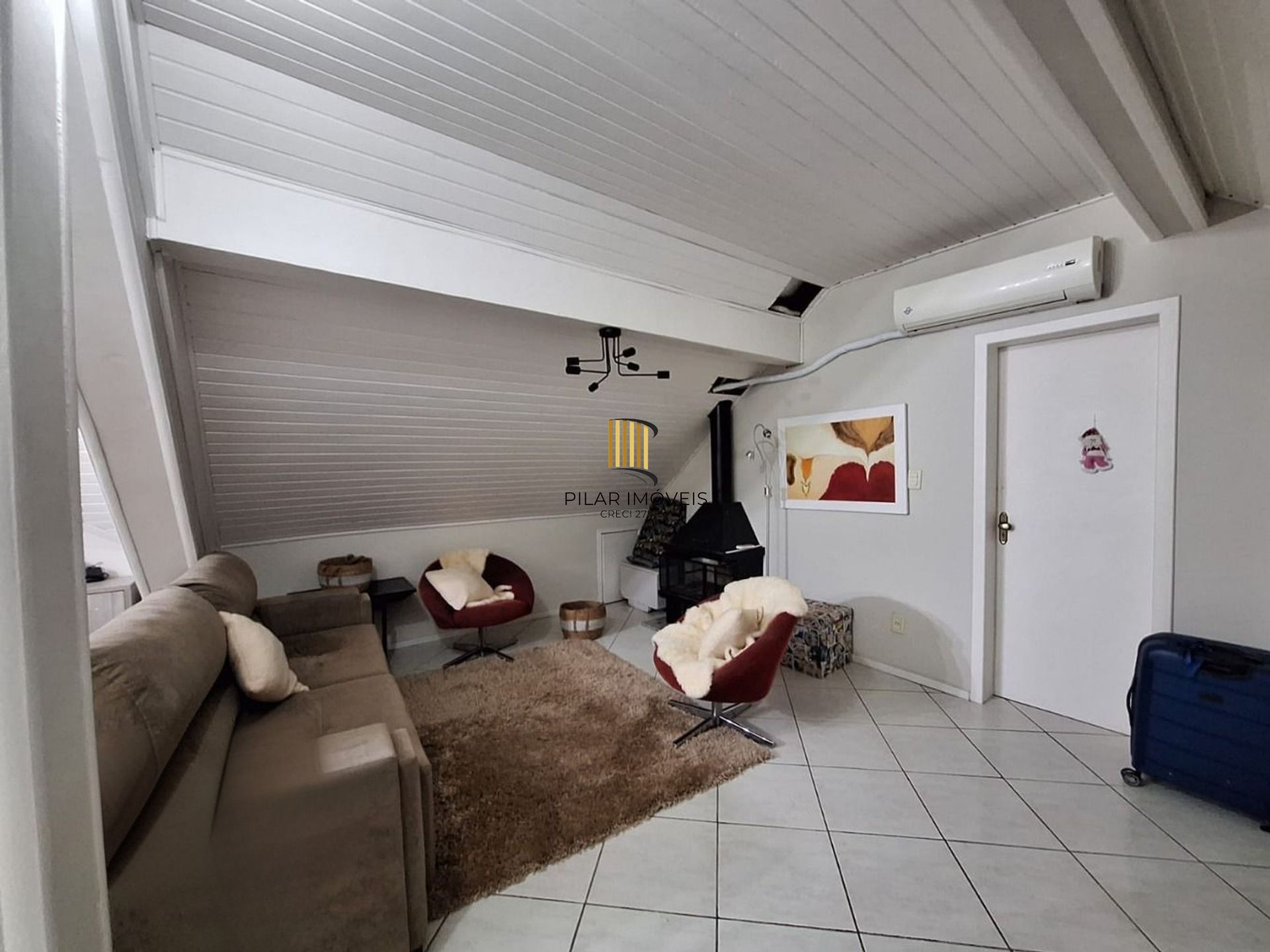 Casa de 2 pisos, 3 dormitórios e 2 vagas de garagem coberta em Canoas.