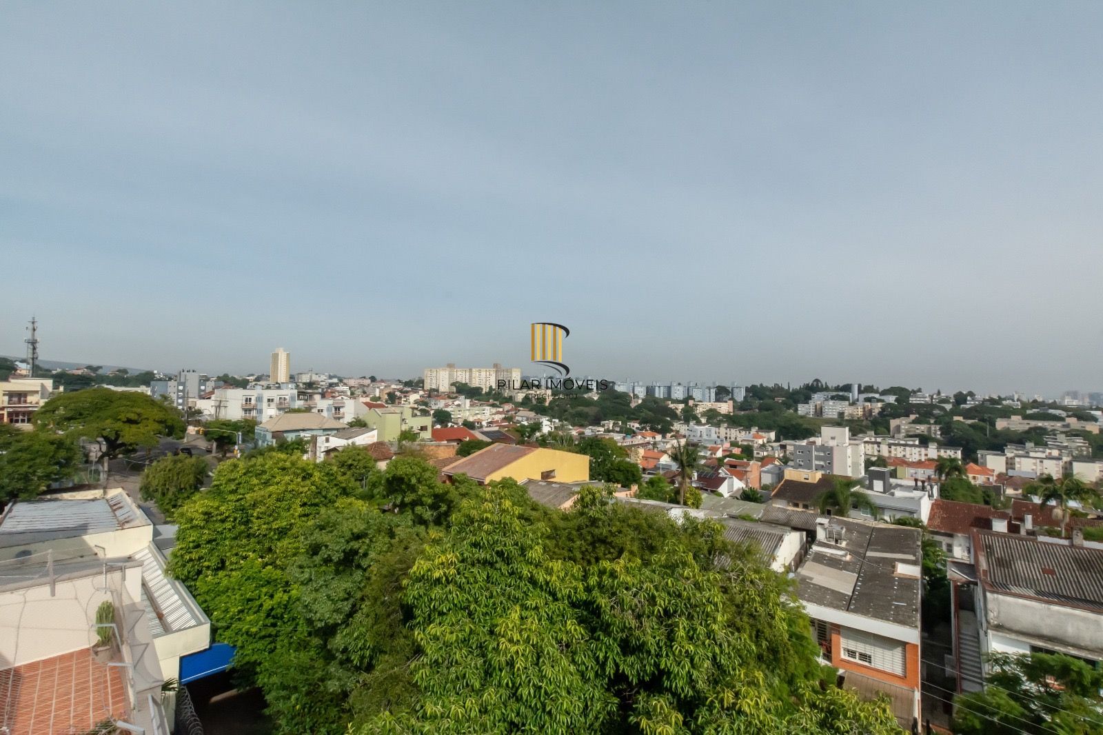 Cobertura com 2 suítes e 2 vagas na Rua Luís de Camões, em Porto Alegre.