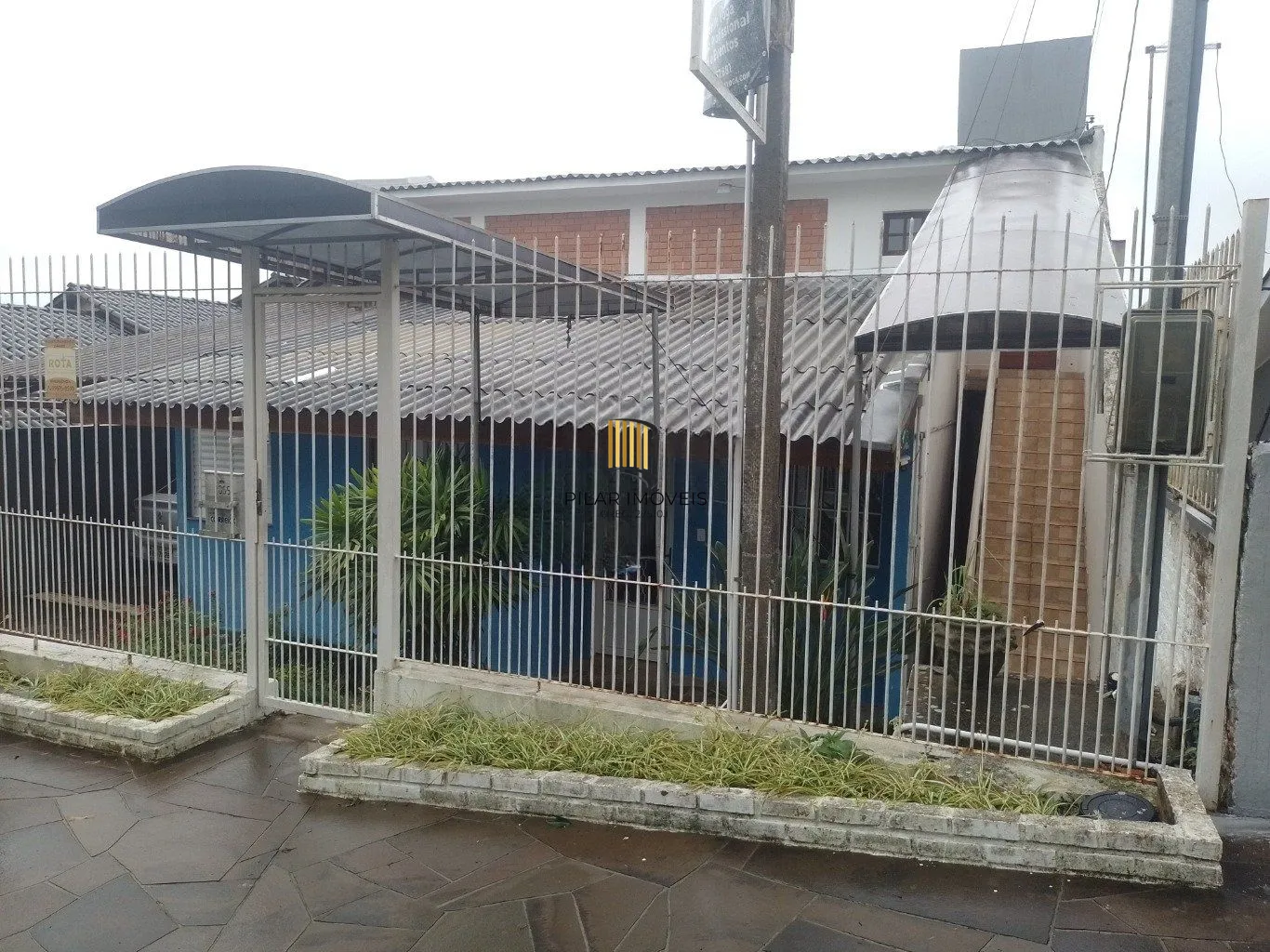 Casa de 5 dormitórios, piscina e 4 vagas de garagem em Canoas.