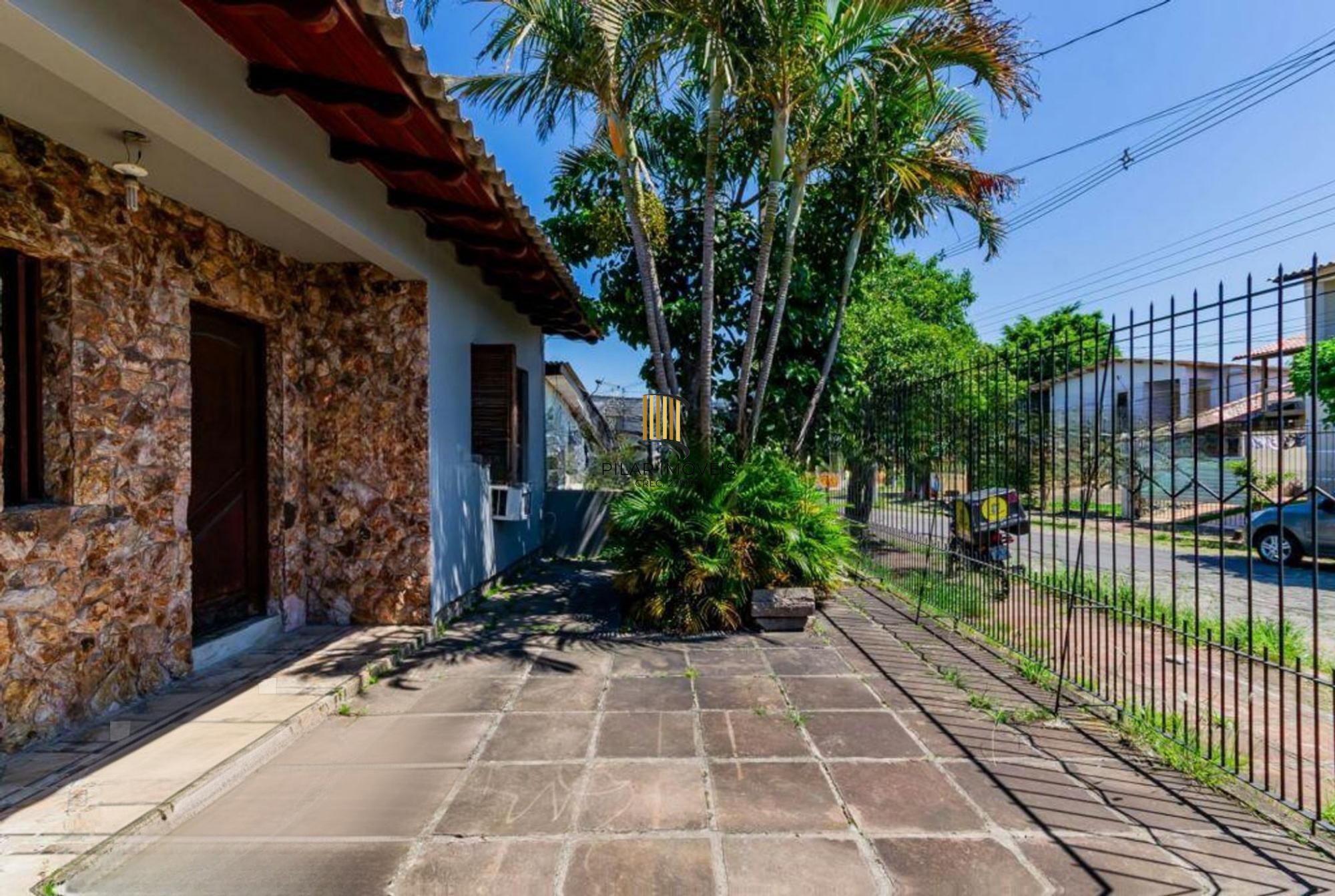 Casa com 3 dormitórios, 4 vagas e amplo pátio no Bairro Sarandí