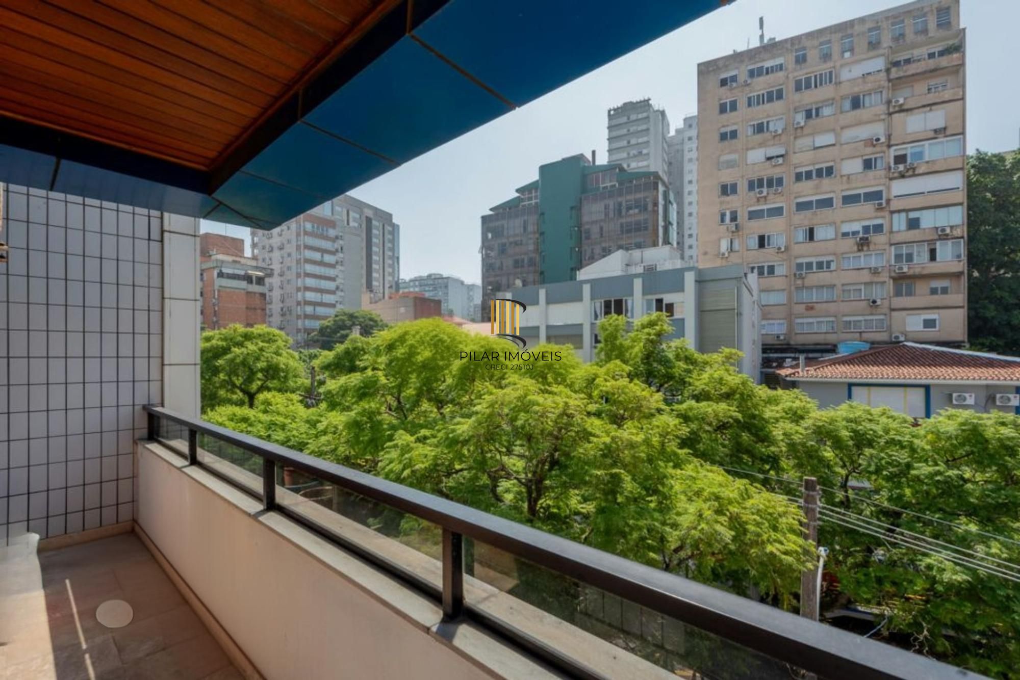 Apartamento de 4 dormitórios, 2 suítes, 2 vagas e elevador na Castro Alves.