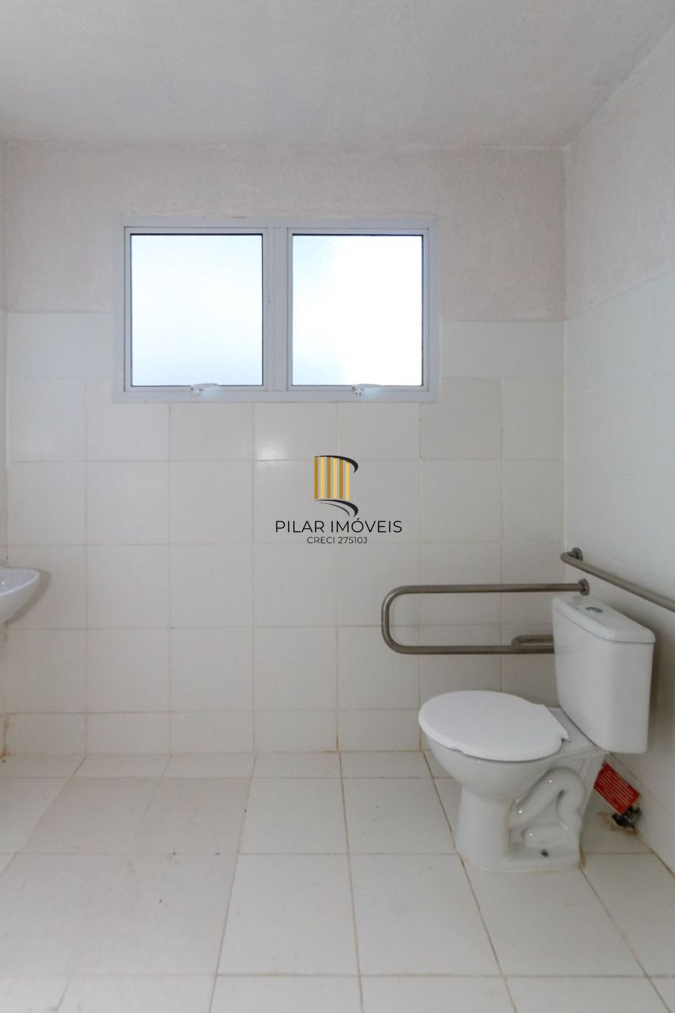 Apartamento com 1 dormitório e com 1 vaga de garagem em Canoas.