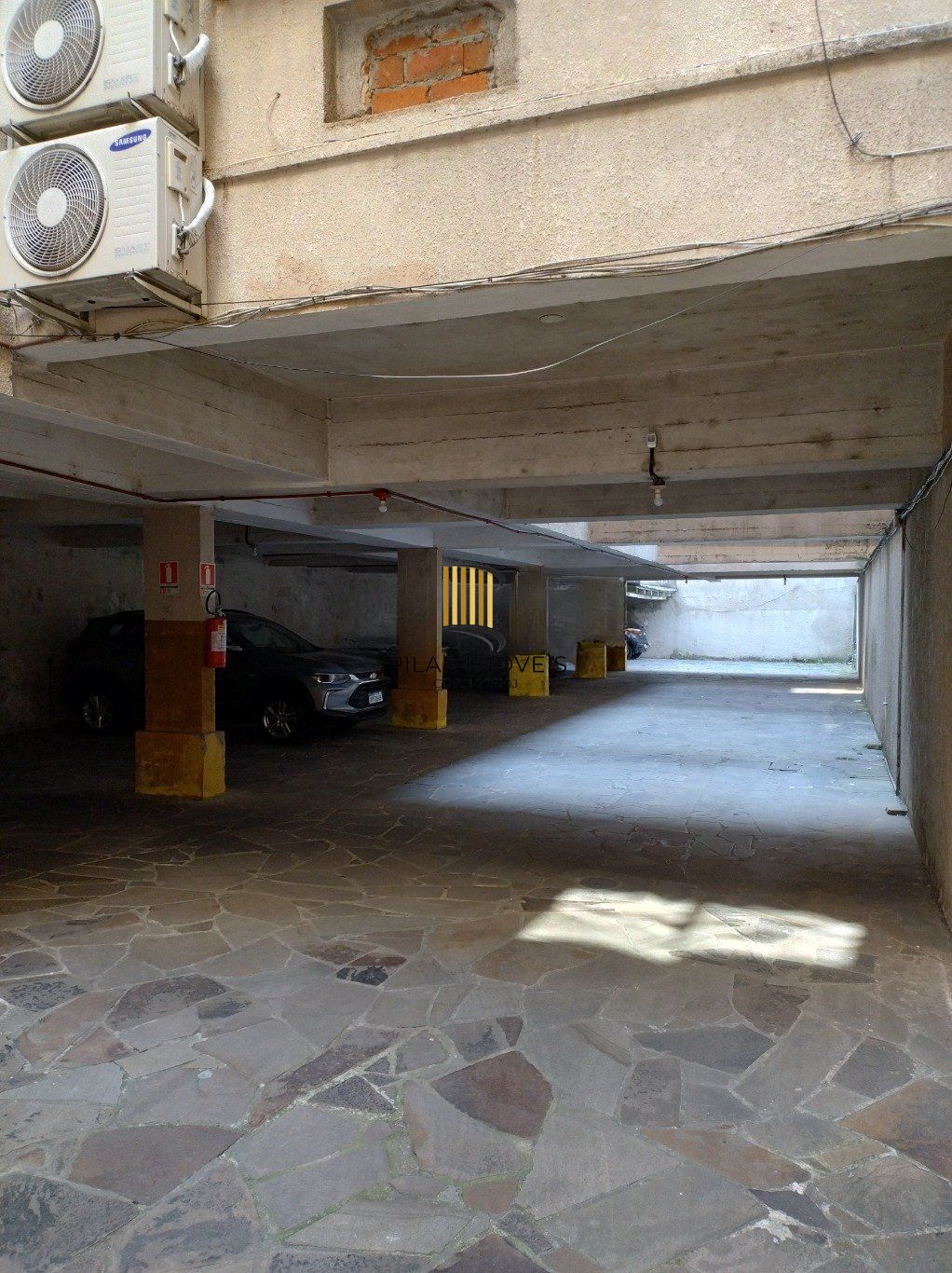 Apartamento semi mobiliado de 3 quartos, suíte, elevador e 1 vaga no Bom Fim