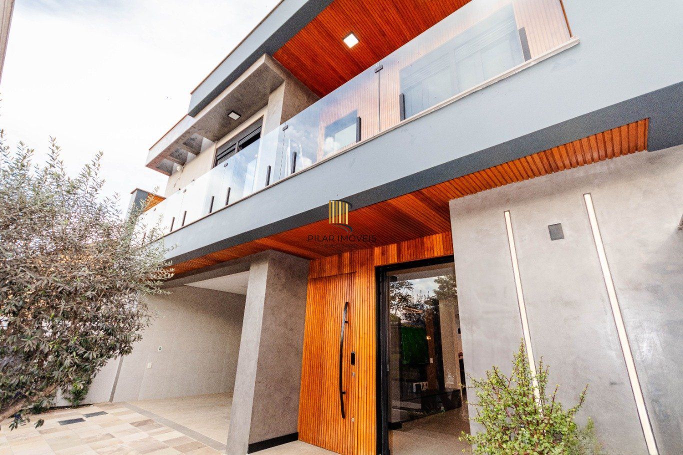 Casa com 4 quartos e 4 vagas  em Canoas.