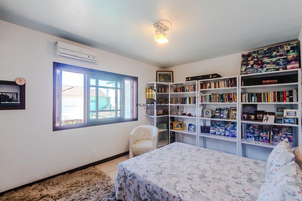 Casa de 4 dormitórios, sendo 1 suíte e 4 vagas de garagem em Canoas.