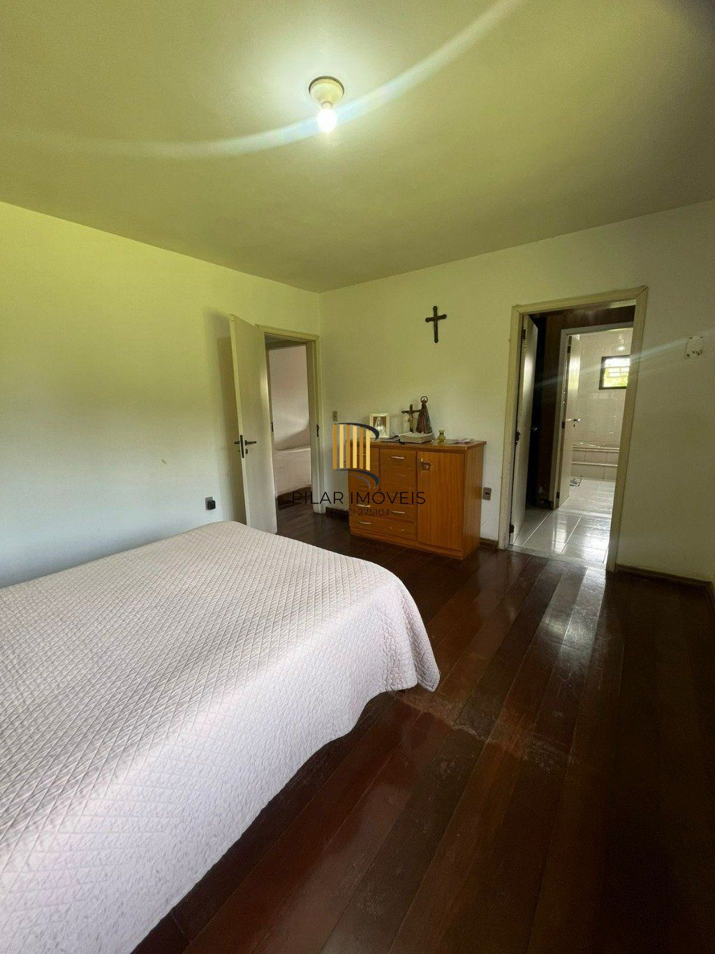 Casa de 3 dormitórios e 4 vagas de garagem em Cachoeirinha.