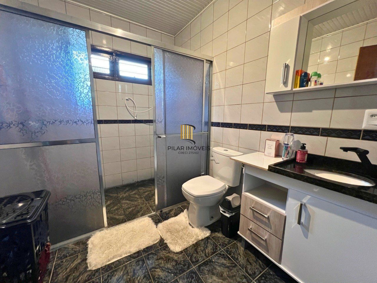 Casa de 3 dormitórios e 2 vagas de garagem em Canoas.