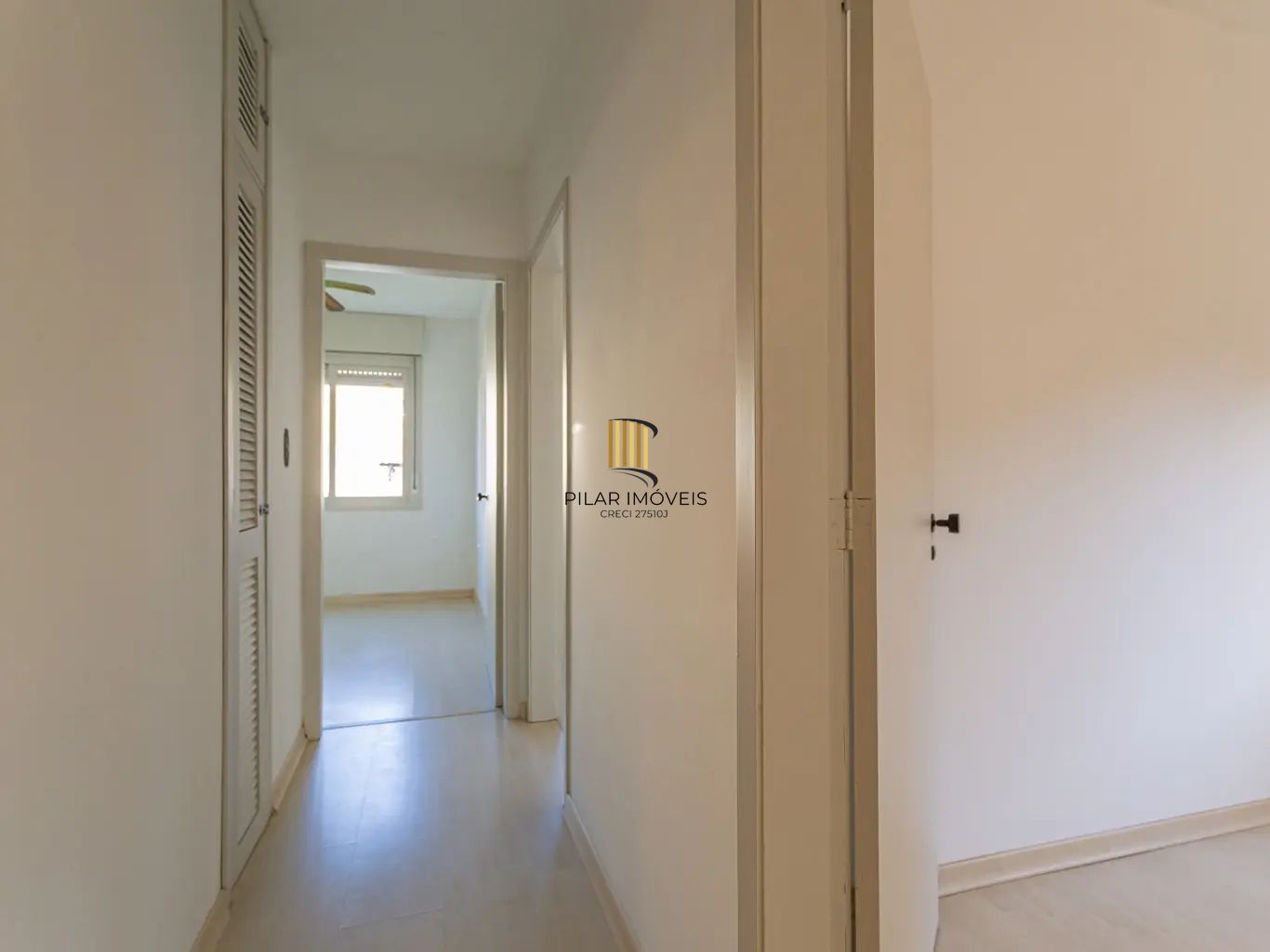 Apartamento com 3 dormitórios e 1 vaga de garagem no bairro Azenha.