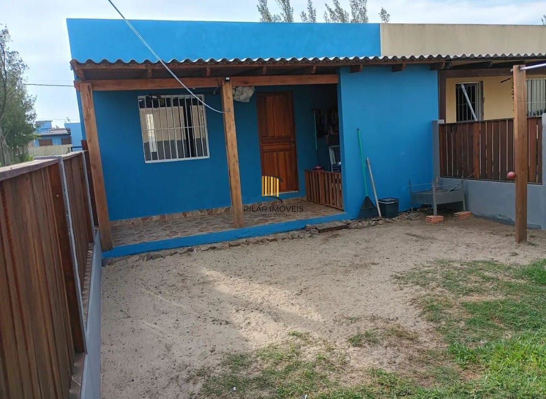 Casa com  2 quartos, vaga de garagem e com pátio Jardim Éden.