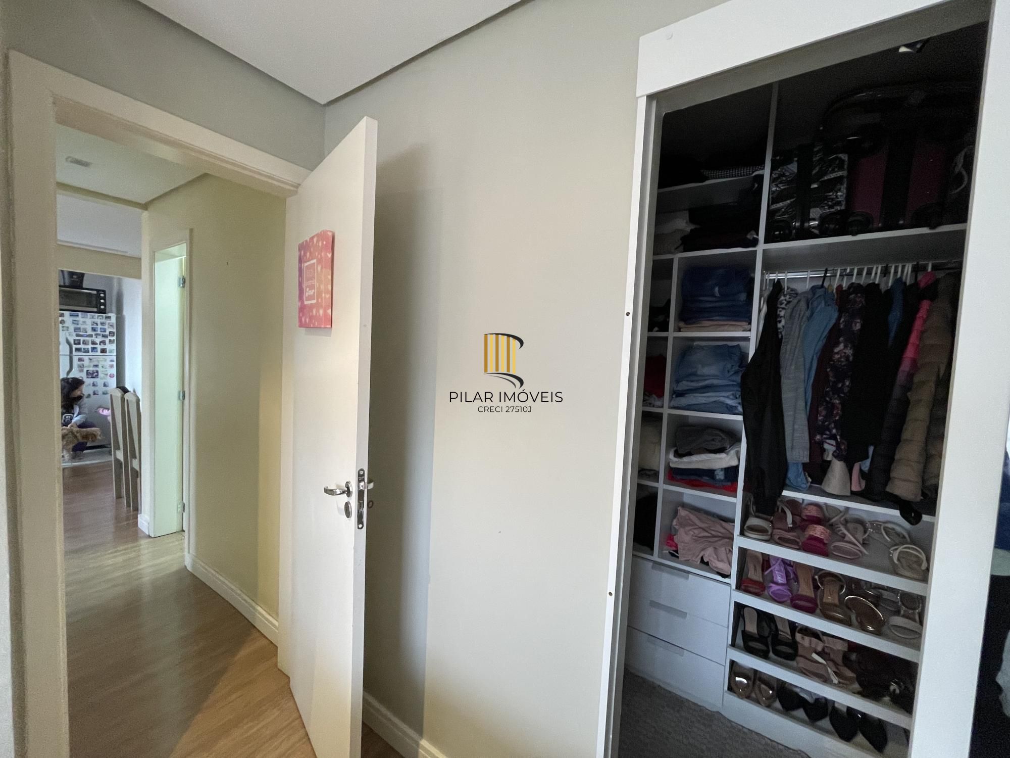 Apartamento mobiliado com 2 dormitórios e 1 vaga de garagem na Rua Sadi Castro.