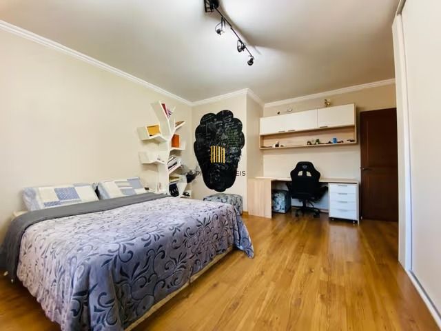 Casa de 3 dormitórios, elevador e 3 vagas de garagem em Canoas.
