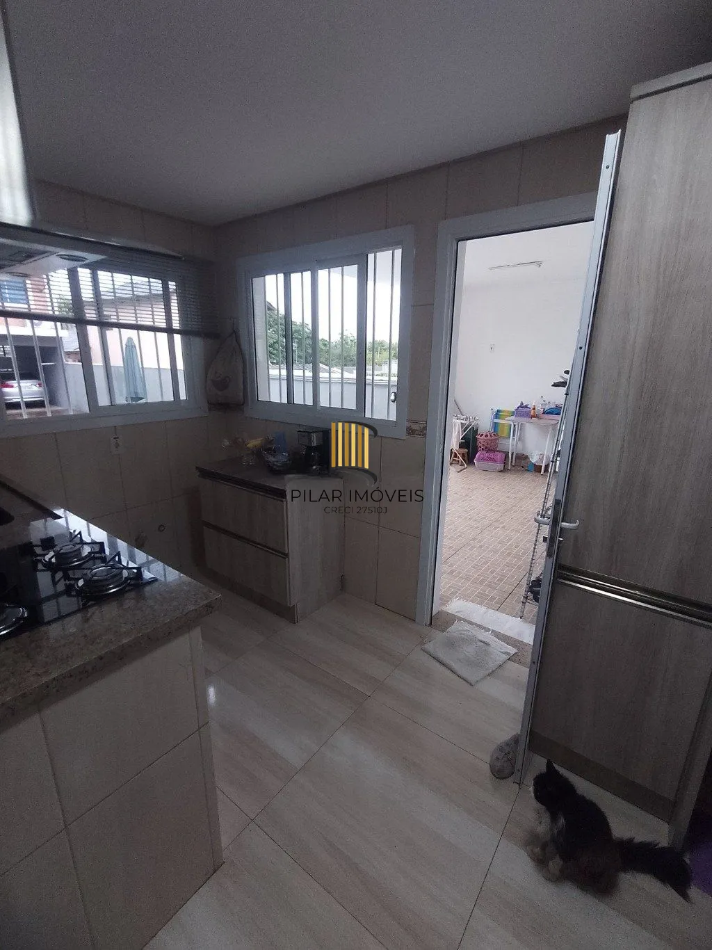 Casa de 5 dormitórios, piscina e 4 vagas de garagem em Canoas.