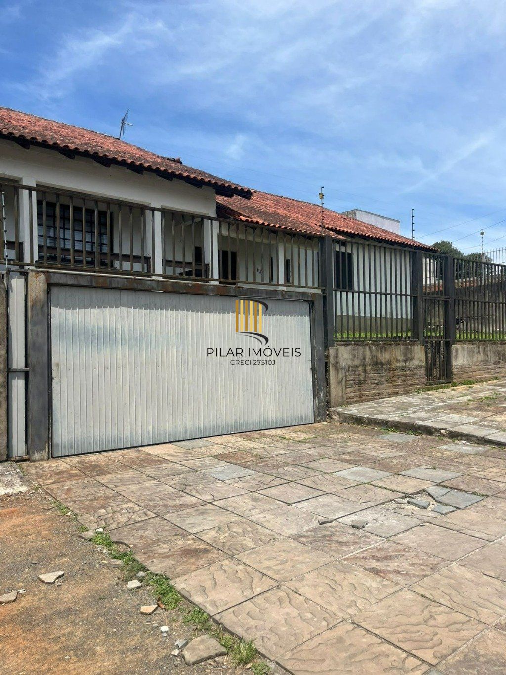 Casa de 3 dormitórios e 4 vagas de garagem em Cachoeirinha.