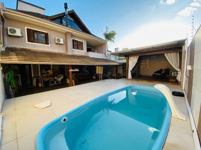 Casa de 3 dormitórios, elevador e 3 vagas de garagem em Canoas.