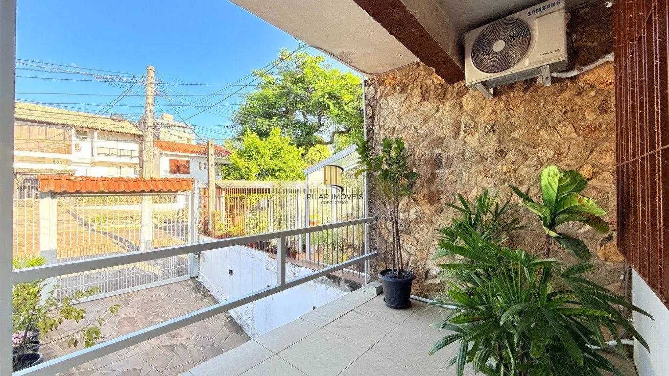 Casa com 4 quartos, vaga coberta, piscina e pátio no bairro Cristo Redentor