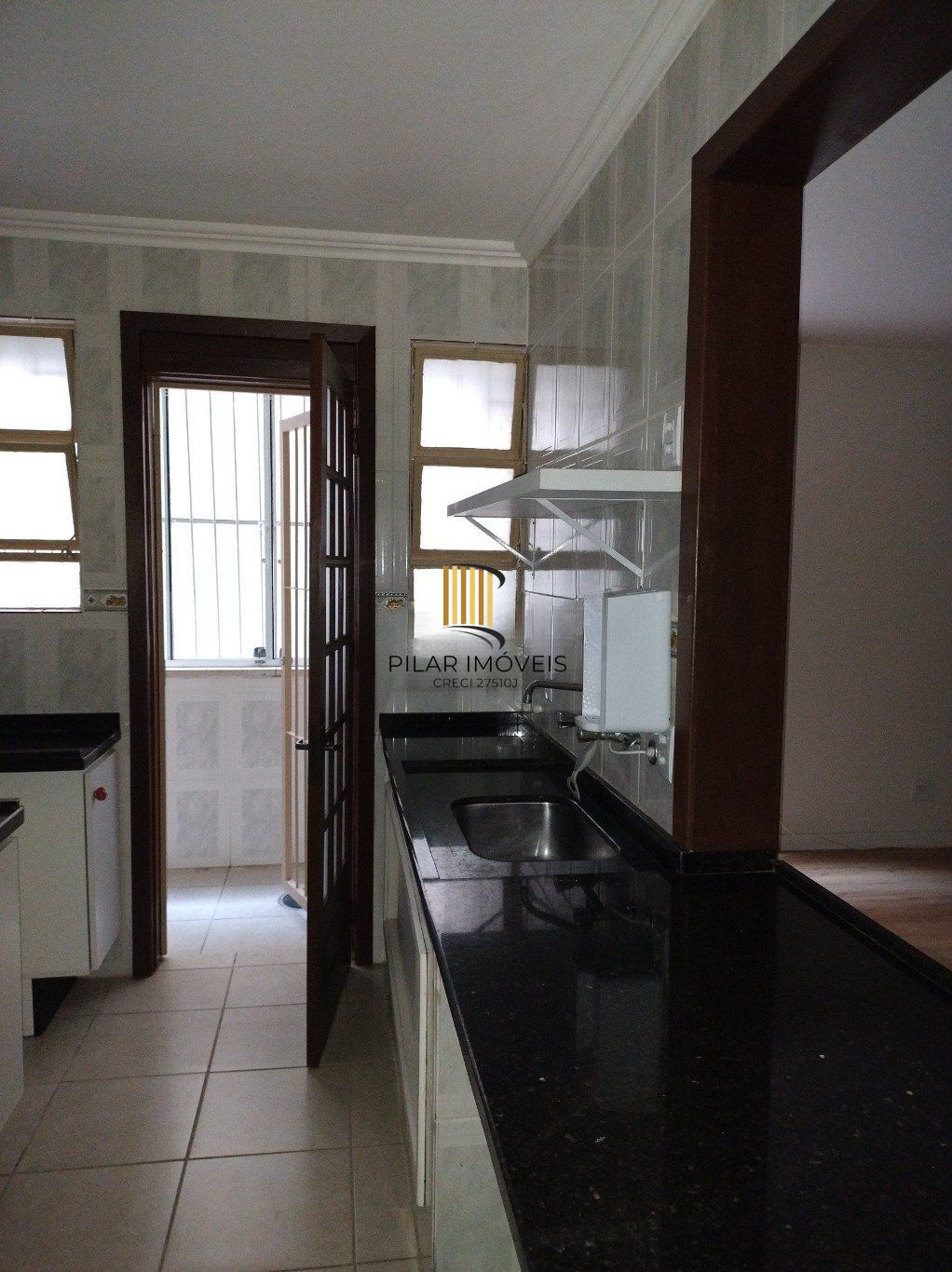 Apartamento semi mobiliado de 3 quartos, suíte, elevador e 1 vaga no Bom Fim