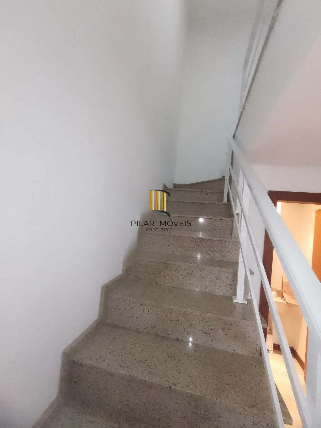 Casa de 5 dormitórios, piscina e 4 vagas de garagem em Canoas.