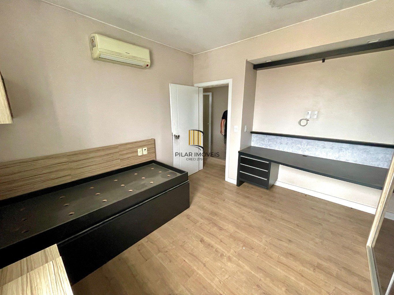 Casa  de 4 Dormitórios e 3 vagas de garagem em Canoas.