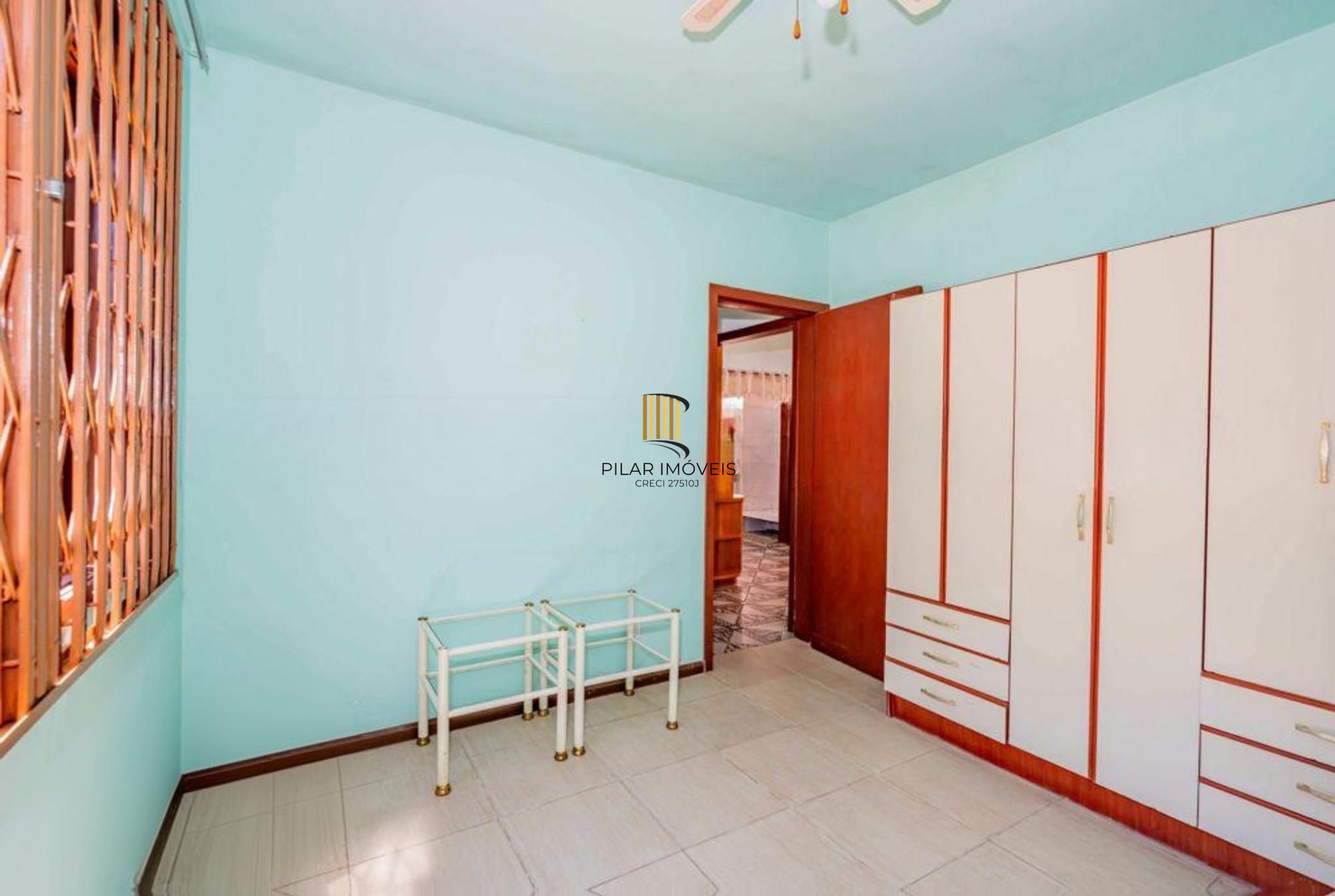 Casa de 2 quartos, 2 banheiros,pátio,churrasqueira, 7 vagas no bairro Guarujá.