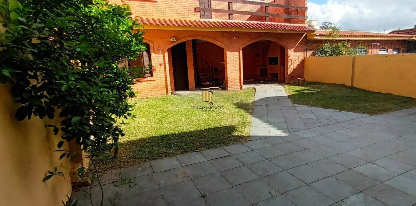 Casa com 3 quartos, 3 banheiros, churrasqueira no bairro Jardim São Pedro.