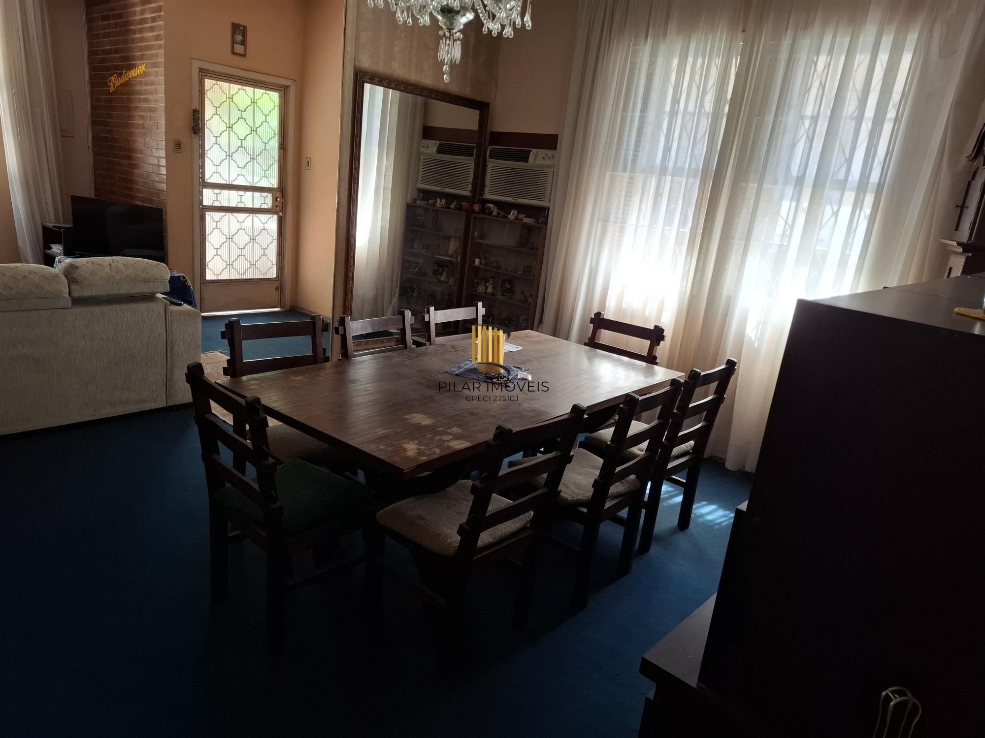 Casa no Bairro Petrópolis, à 800 metros da Encol, com pátio e piscina.