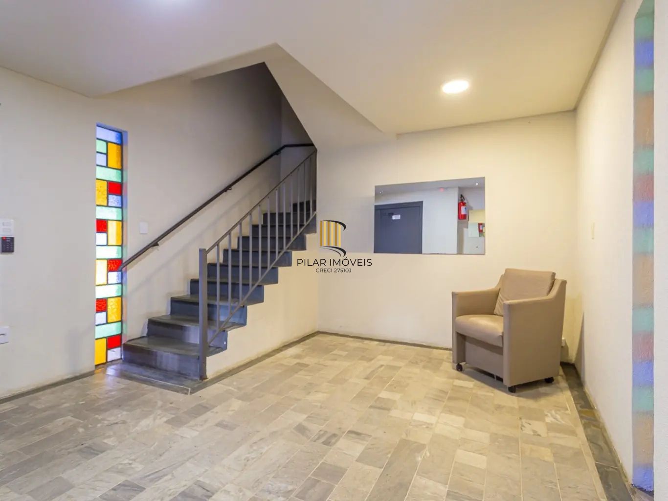 Apartamento com 3 dormitórios e 1 vaga de garagem no bairro Azenha.