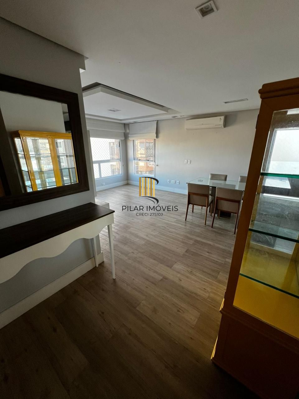 Apartamento de 2 dormitórios, elevador e duas vagas de garagem em Porto Alegre.