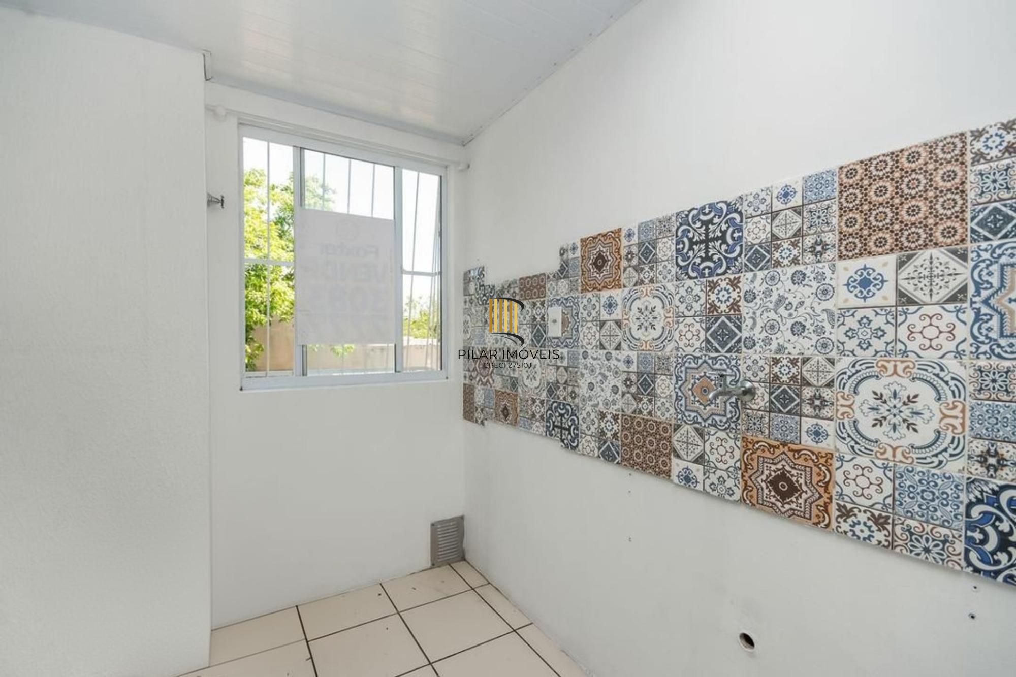 Apartamento térreo de 2 quartos, portaria 24 horas no bairro Glória.