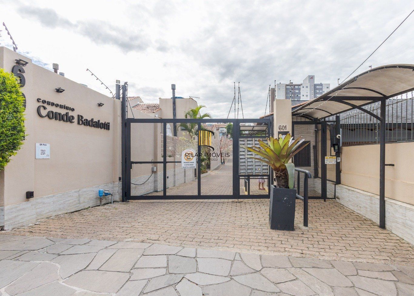 Casa com 3 quartos semi mobiliado com vaga no bairro Partenon