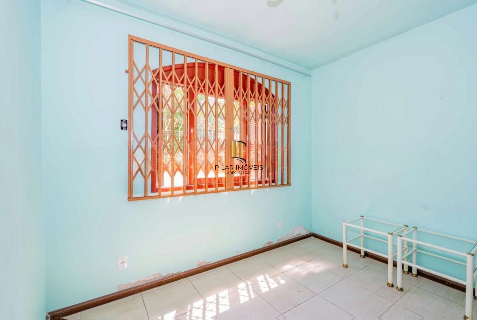 Casa de 2 quartos, 2 banheiros,pátio,churrasqueira, 7 vagas no bairro Guarujá.